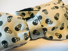 Load image into Gallery viewer, Silk ivory Skull Bow Tie
